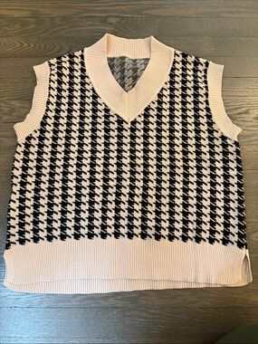 Houndstooth Knit V-Neck Sweater Vest in Black and Cream